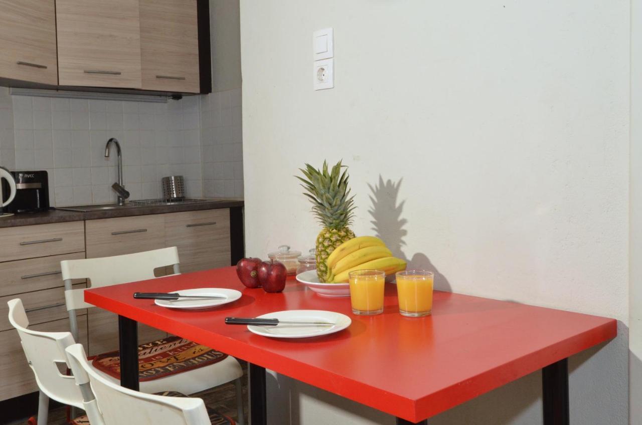 Stathmos Larissis A, A Cozy 2br Apartment, Clo... Daire Atina
